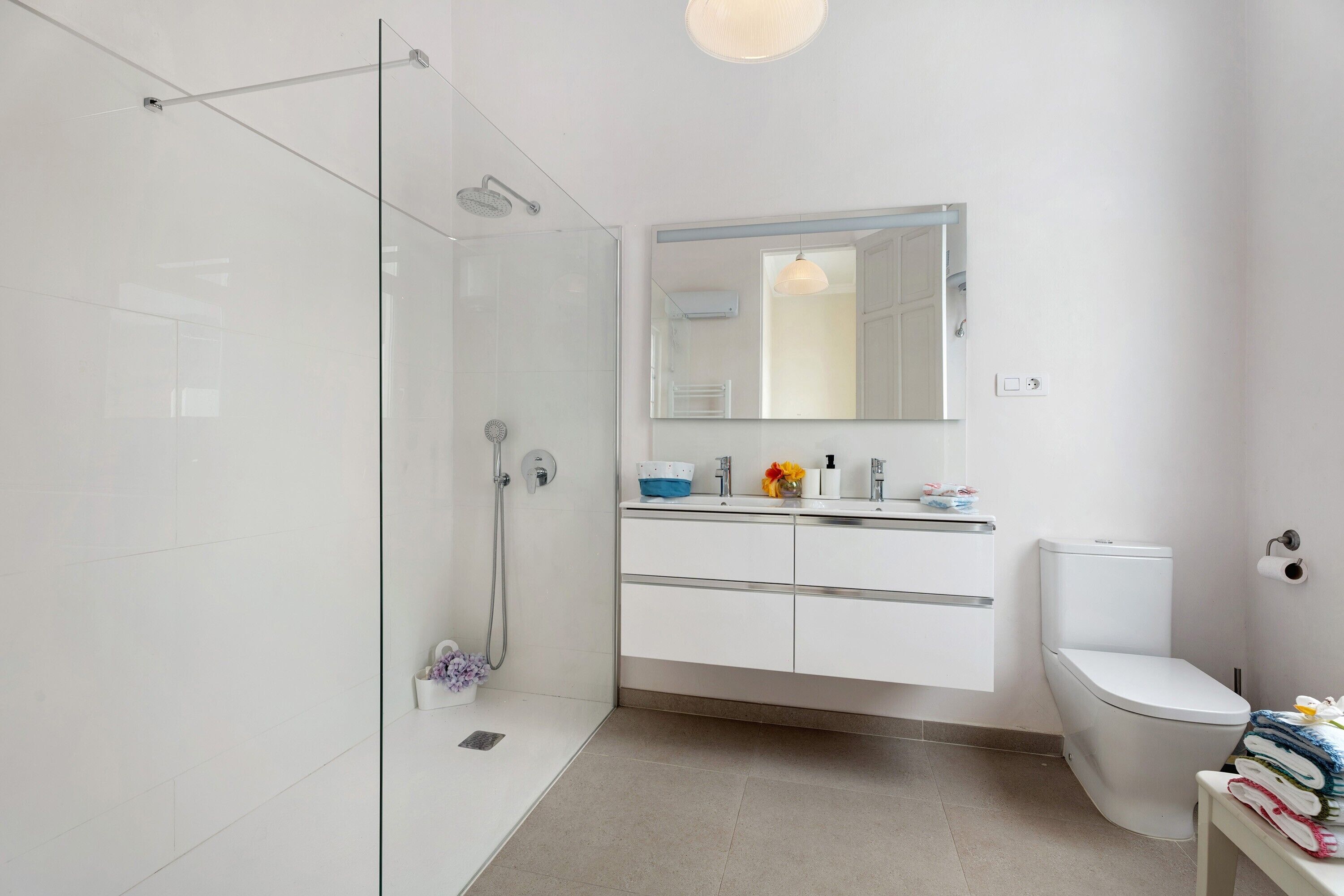 Douche, articles de toilette gratuits, sèche-cheveux