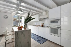 Een koelkast, een microgolfoven, een oven, een kookplaat