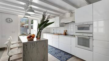 Een koelkast, een magnetron, een oven, een kookplaat