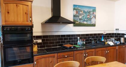 ANGLESEY, Treaddur Bay, King Arthur Suite 6 bed apartment ideal for family hols.