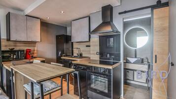 Réfrigérateur, micro-ondes, four, lave-vaisselle