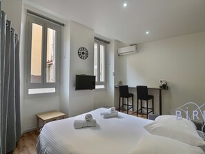 Tabla de planchar con plancha, wifi y ropa de cama 