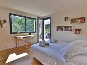 4 bedrooms, iron/ironing board, WiFi, bed sheets - Beautiful contemporary, 200m², pool, riverside (Pégomas)