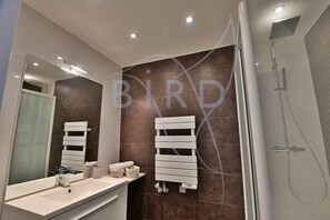 Dusche, Haartrockner, Handtücher