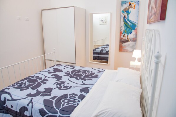 Familienapartment, 1 Schlafzimmer, Meerseite (Casa Demetra 200m from sea) | 1 Schlafzimmer, kostenloses WLAN, Bettwäsche