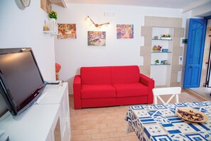 Familienapartment, 1 Schlafzimmer, Meerseite (Casa Demetra 200m from sea) | Wohnzimmer | 21-Zoll-Flachbildfernseher mit Kabelempfang
