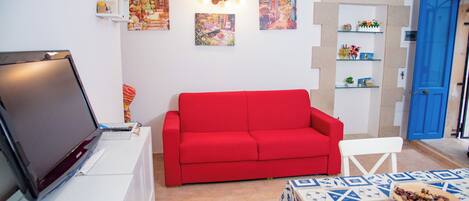 家庭公寓, 多間臥室, 面海 (Casa Demetra 200m from sea) | 起居區 | 21-吋平面電視,提供有線頻道