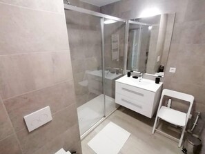 Shower, hair dryer, towels - Studio feet in the water, friendly, cozy and unique. (Villeneuve-Loubet)