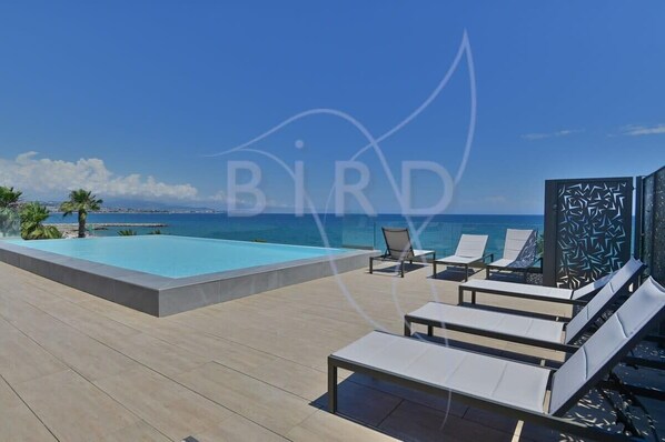 Pool - Studio feet in the water, friendly, cozy and unique. (Villeneuve-Loubet)