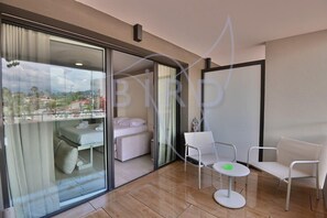 Desk, WiFi, bed sheets - Studio feet in the water, friendly, cozy and unique. (Villeneuve-Loubet)