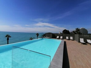 Pool - Studio feet in the water, friendly, cozy and unique. (Villeneuve-Loubet)