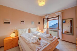 Family Apartment, Multiple Bedrooms (Casa Angiolina Lake & Mountain View) | 2 bedrooms, free WiFi, bed sheets - Casa Angiolina Lake & Mountain View (Tremosine)