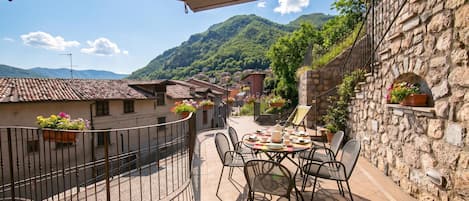 Family Apartment, Multiple Bedrooms (Casa Angiolina Lake & Mountain View) | Outdoor dining
