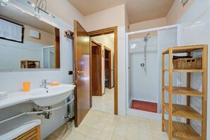 Shower, hair dryer, bidet, towels - Casa Angiolina Lake & Mountain View (Tremosine)