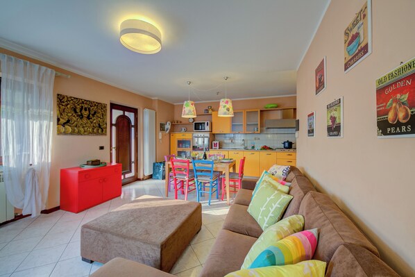 21-inch flat-screen TV with cable channels, TV - Casa Angiolina Lake & Mountain View (Tremosine)