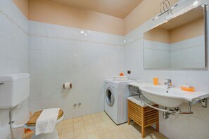 Bathroom - Casa Angiolina Lake & Mountain View (Tremosine)