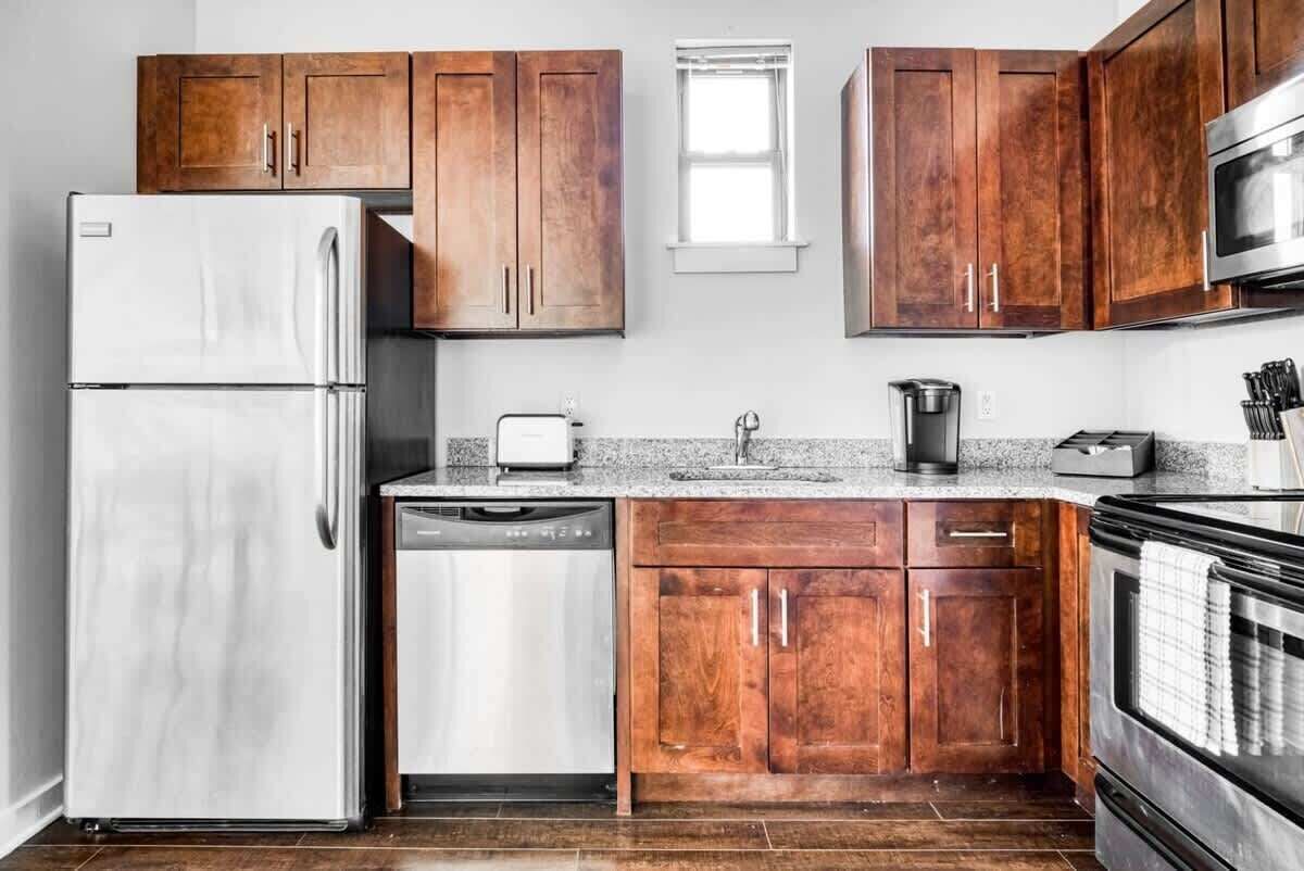 Kühlschrank, Mikrowelle, Ofen, Herdplatte