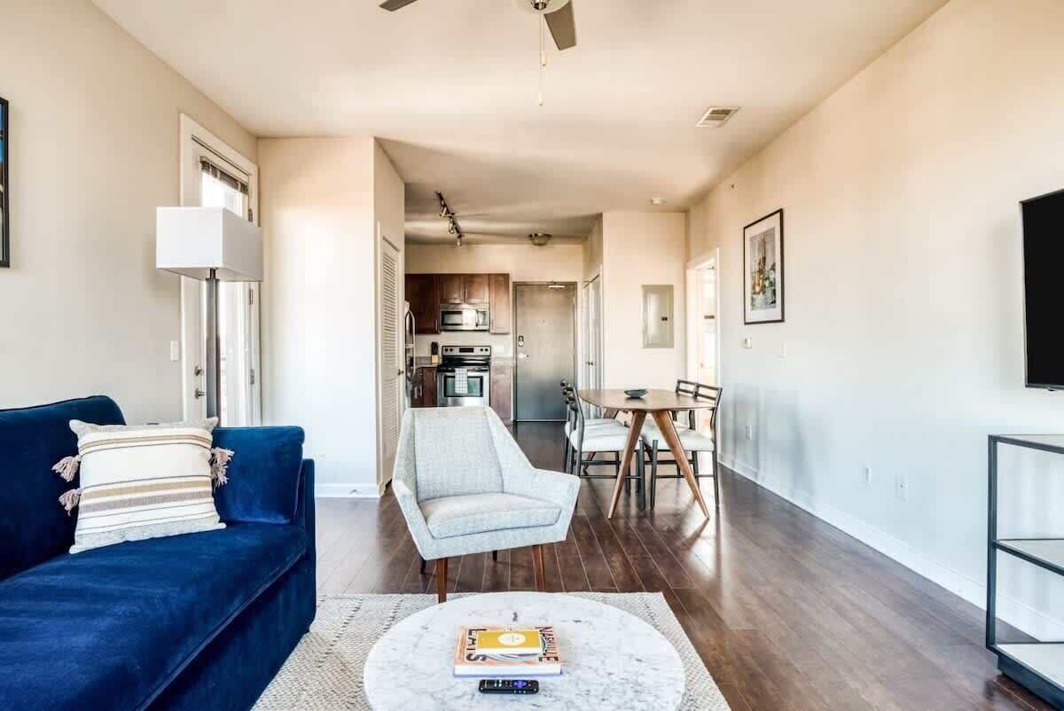 Una televisión, una oficina