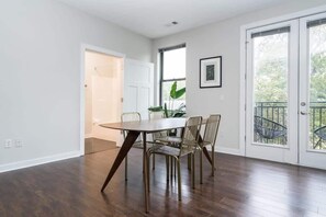 Dining - CozySuites TWO Charming Music Row Condos w/parking (Nashville)