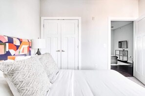 3 soverom, strykejern/-brett, wi-fi og sengetøy