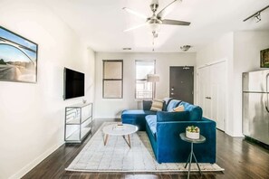 TV, offices - CozySuites TWO Music Row Condos with parking (Nashville)