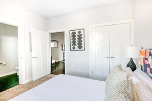 3 bedrooms, iron/ironing board, WiFi, bed sheets - CozySuites TWO Music Row Condos with parking (Nashville)