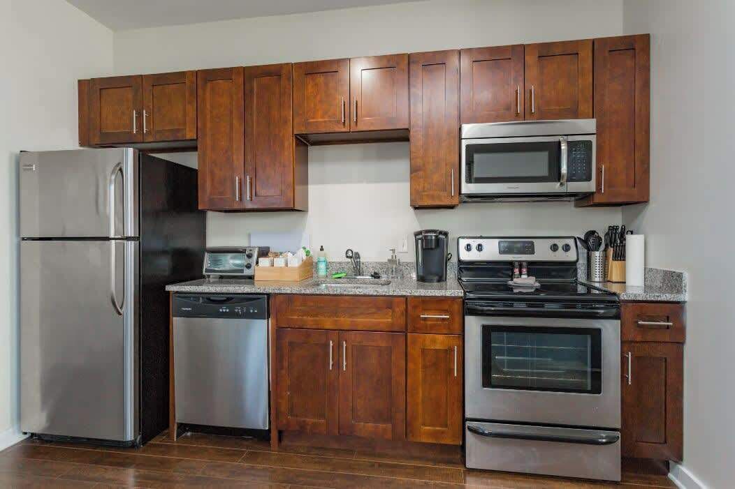 Kühlschrank, Mikrowelle, Ofen, Herdplatte