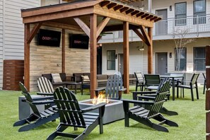 Outdoor dining - TWO CozySuites Classy Music Row Condos w/parking (Nashville)
