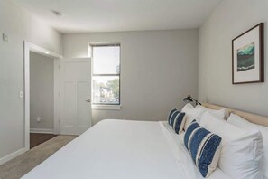 3 bedrooms, iron/ironing board, WiFi, bed sheets - CozySuites TWO Stylish Music Row Condos w/parking (Nashville)