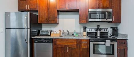 冰箱、微波炉、烤箱、炉灶