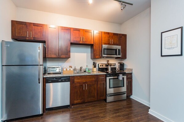 冰箱、微波炉、烤箱、炉灶