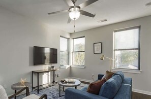 Televisión y oficina 