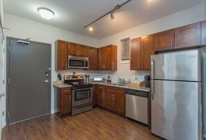 Refrigerador, microondas, horno y parrilla de estufa 