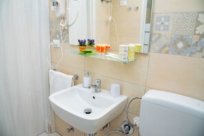 แฟมิลี่สตูดิโอ, หันหน้าสู่ทะเล (Nike Home 200m From Sea) | ห้องน้ำ | ฝักบัวในอ่างอาบน้ำ, โถสุขภัณฑ์แบบบิเดท์, ผ้าเช็ดตัว, สบู่