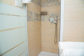 Familie-studiolejlighed - mod havet (Nike Home 200m From Sea) | Badeværelse | Kombination af bruser/badekar, bidet, håndklæder, Sæbe
