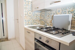 Perhestudio, meren rannalla (Nike Home 200m From Sea) | Yksityinen keittiö | Jääkaappi, mikroaaltouuni, uuni, liesi