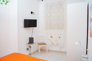 Familienstudio, Meerseite (Nike Home 200m From Sea) | Wohnzimmer | 21-Zoll-Flachbildfernseher mit Kabelempfang