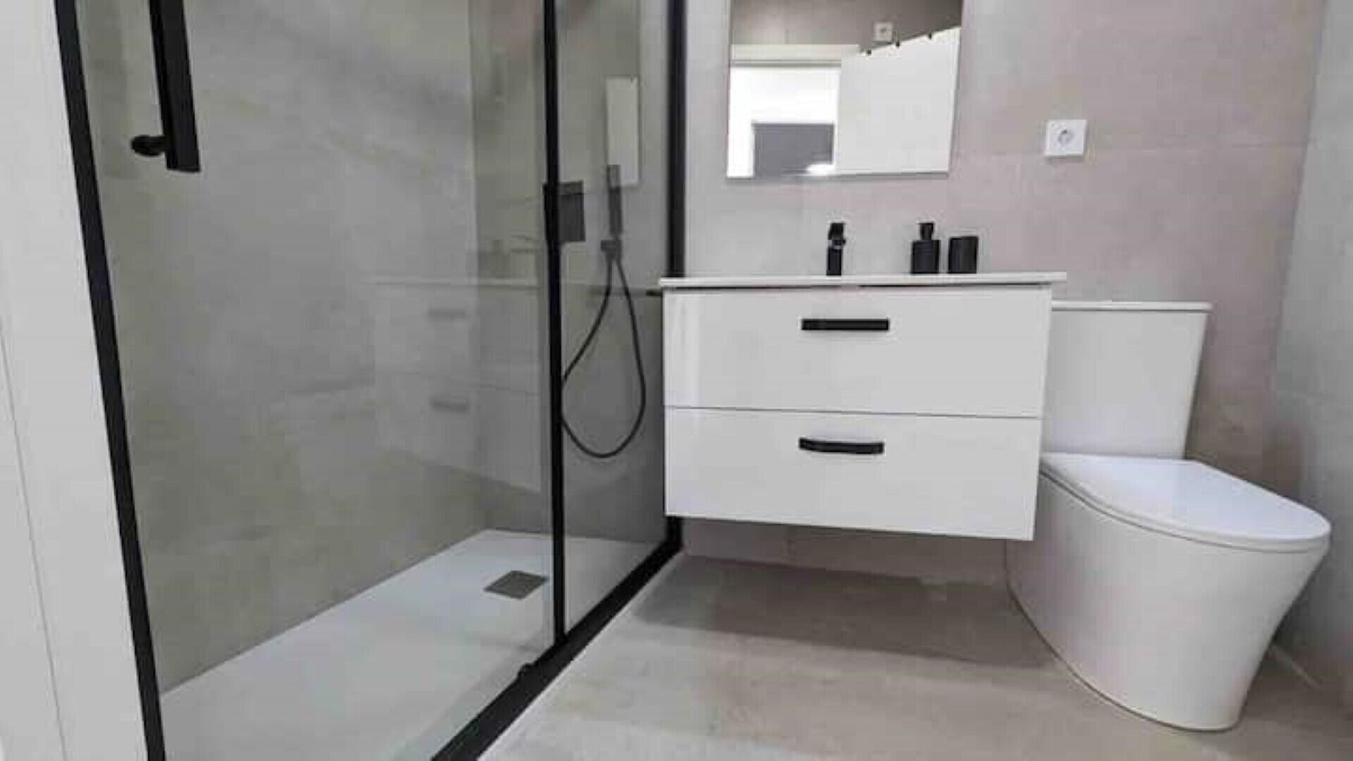 Een douche, een haardroger, handdoeken, zeep
