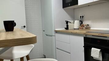 Een koelkast, een microgolfoven, een oven, een kookplaat