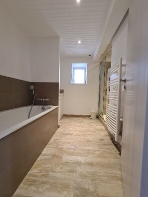 Een douche, een haardroger, toiletpapier