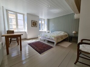 4 slaapkamers, een strijkplank/strijkijzer, wifi