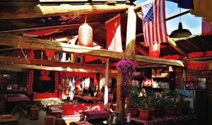 Outdoor dining - Caiyunjian Inn (Shangri-La)