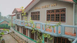 A building with the sign "ROYAL GUEST INN" and a balcony with decorative railings. - Royal Guest Inn (Nuwara Eliya)