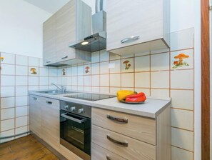 Jääkaappi, uuni, astianpesukone, keittoastiat/astiat/ruokailuvälineet