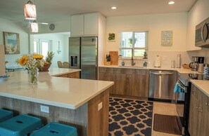 ثلاجة، ميكروويف، فرن، موقد طهي مسطح