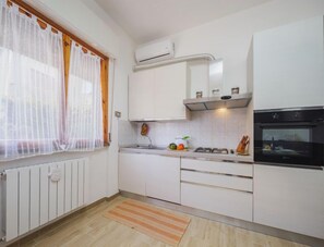 Fridge, oven, dishwasher, cookware/dishes/utensils - Vacation home Rita by Interhome (Torre del Lago Puccini)