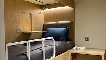 Espacio para trabajar con laptop, wifi gratis y ropa de cama