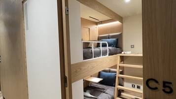 Espacio para trabajar con laptop, wifi gratis y ropa de cama