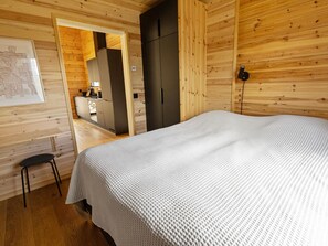 3 bedrooms, desk, internet