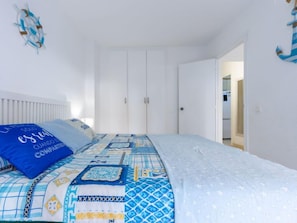 2 bedrooms, desk, iron/ironing board, Internet